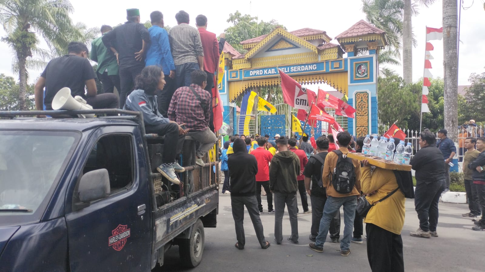 Massa Demo DPRD : "Kami Datang Bukan Untuk Minta Proyek"
