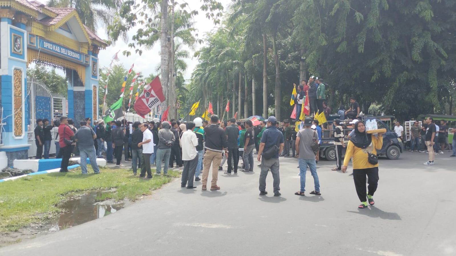 Massa Demo DPRD : "Kami Datang Bukan Untuk Minta Proyek"