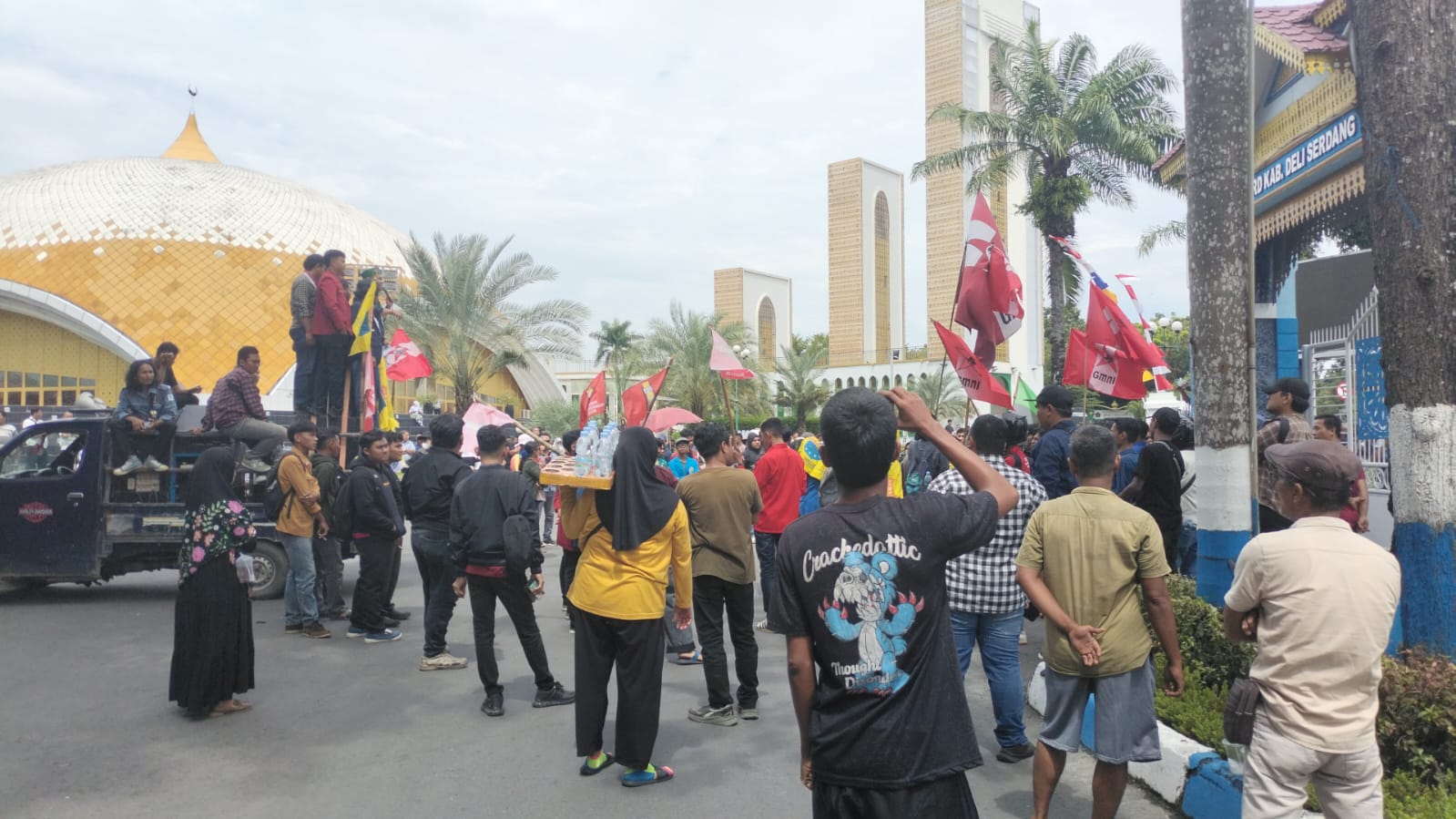 Massa Demo DPRD : "Kami Datang Bukan Untuk Minta Proyek"