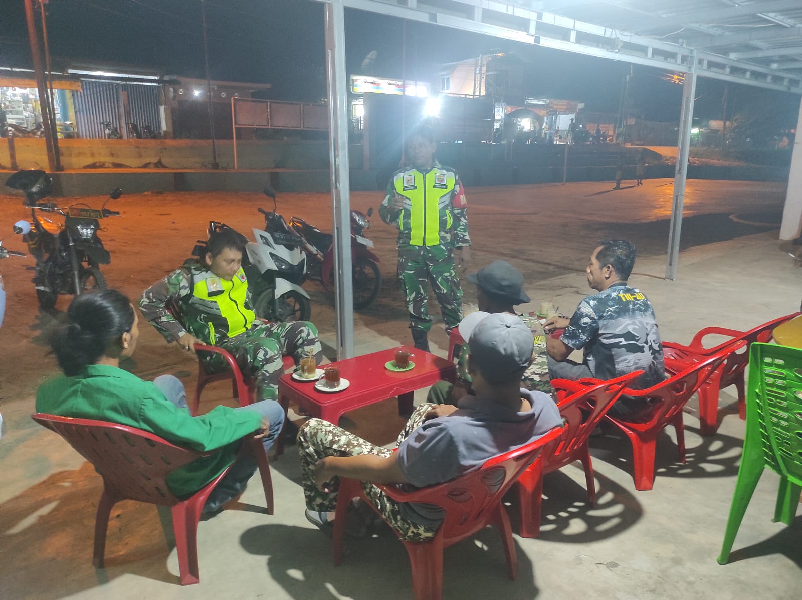 Babinsa Koramil 19/BP Kodim 0204/DS Patroli Keliling Dan Sambangi Warga Babinsa Koramil 19/BP Kodim 0204/DS Patroli Keliling Dan Sambangi Warga
