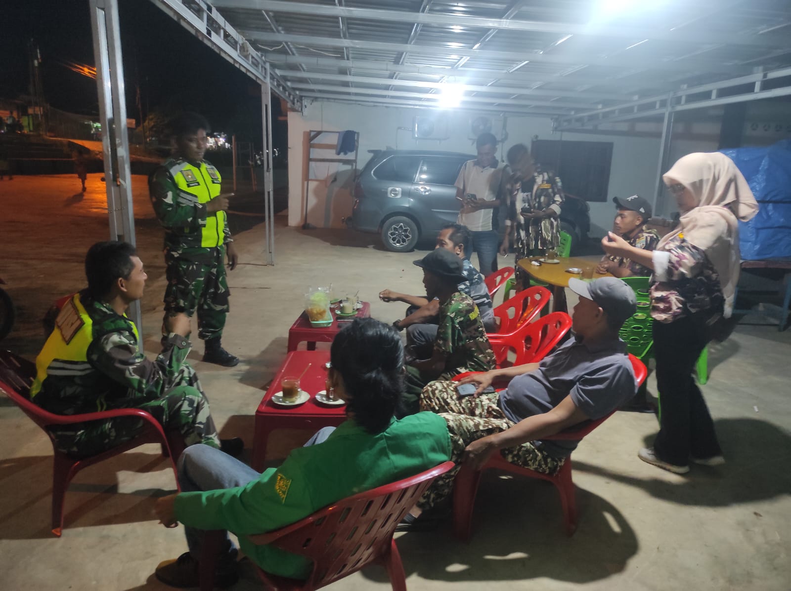 Babinsa Koramil 19/BP Kodim 0204/DS Patroli Keliling Dan Sambangi Warga Babinsa Koramil 19/BP Kodim 0204/DS Patroli Keliling Dan Sambangi Warga