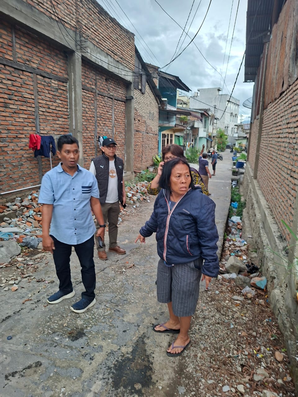 Mobil Menghalangi Jalan,Warga Bertindak Di Huta Sitakkaraen Pasar Pangururan,Kabupaten Samosir.