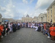 PAUS LEO XIV MENERIMA 200 WNI DALAM AUDIENSI KHUSUS