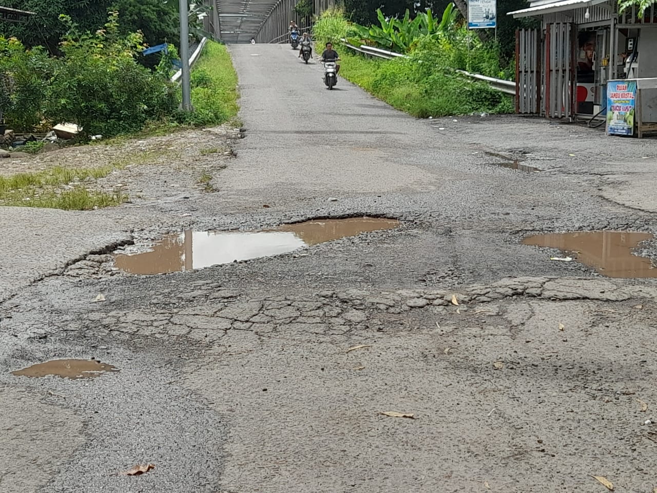 Jalan Menuju Kabupaten Banyak Berlubang, Pengguna Jalan mulai Susa Berharap Bupati Ogan ilir Dinas PUPR Membangun jalan Tersebut