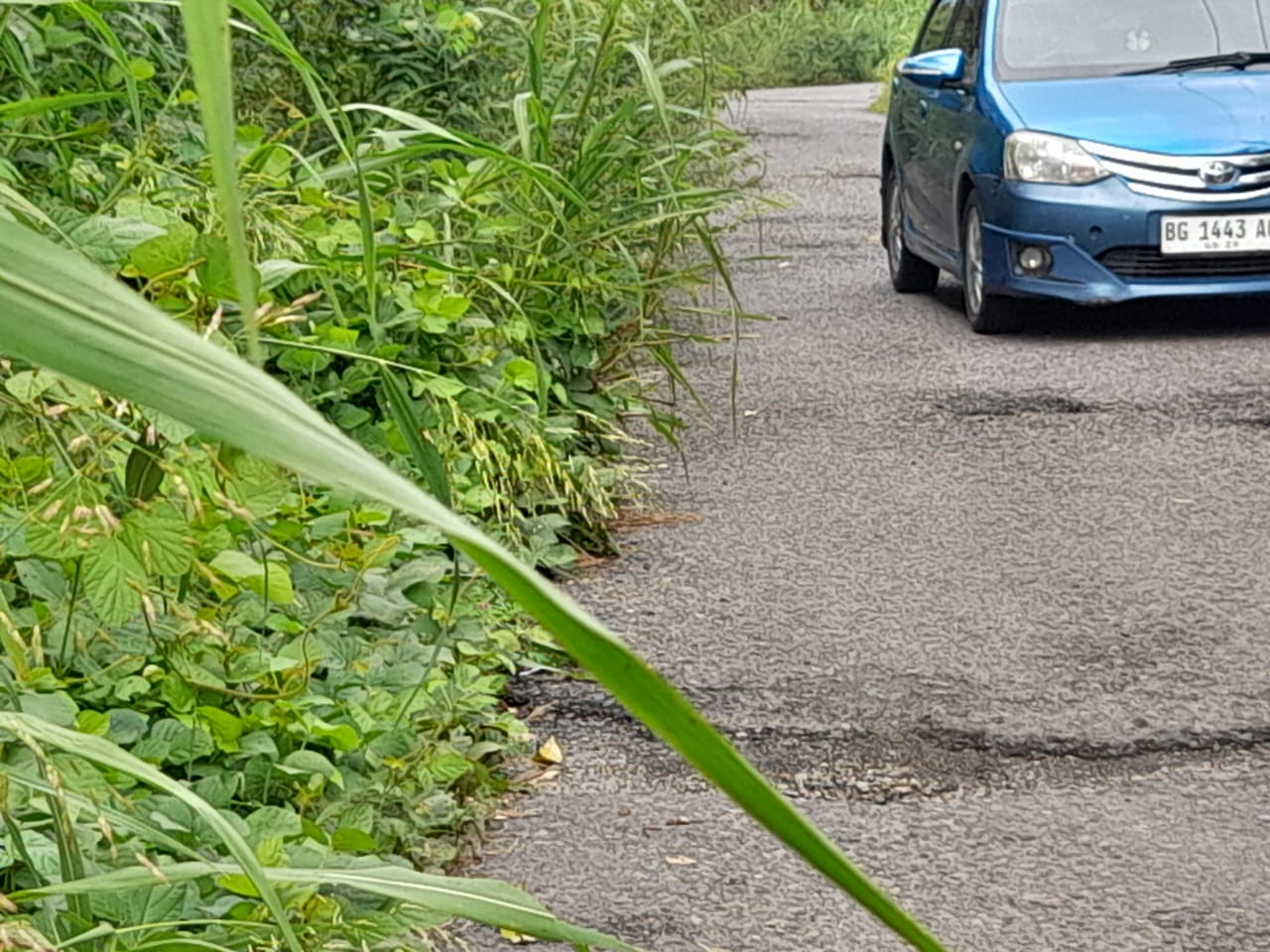 Jalan Menuju Kabupaten Banyak Berlubang, Pengguna Jalan mulai Susa Berharap Bupati Ogan ilir Dinas PUPR Membangun jalan Tersebut
