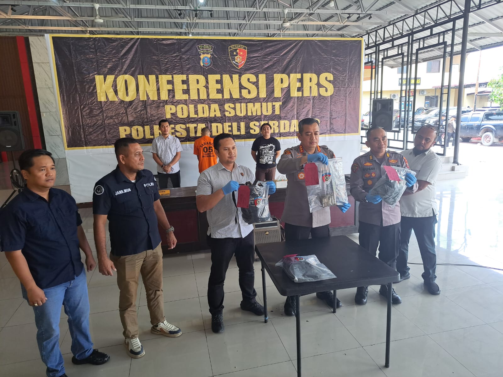 Korban Tewas Akibat Dilempar Batu Pada Saat Berkendera Sepeda Motor Korban Tewas Akibat Dilempar Batu Pada Saat Berkendera Sepeda Motor