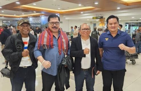 Ketum Presidium PNI Jan Maringka, Ketua DPD PNI NTT Bobby Lianto dan Anggota DPD RI Abraham Paul Liyanto Jalan Sehat di CFD Eltari Ketum Presidium PNI Jan Maringka, Ketua DPD PNI NTT Bobby Lianto dan Anggota DPD RI Abraham Paul Liyanto Jalan Sehat di CFD Eltari