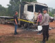 Personel Polsek Tanjung Batu dan Tim INAFIS Polres Ogan Ilir Lakukan Olah TKP Penemuan Jenazah dalam Mobil Terbakar