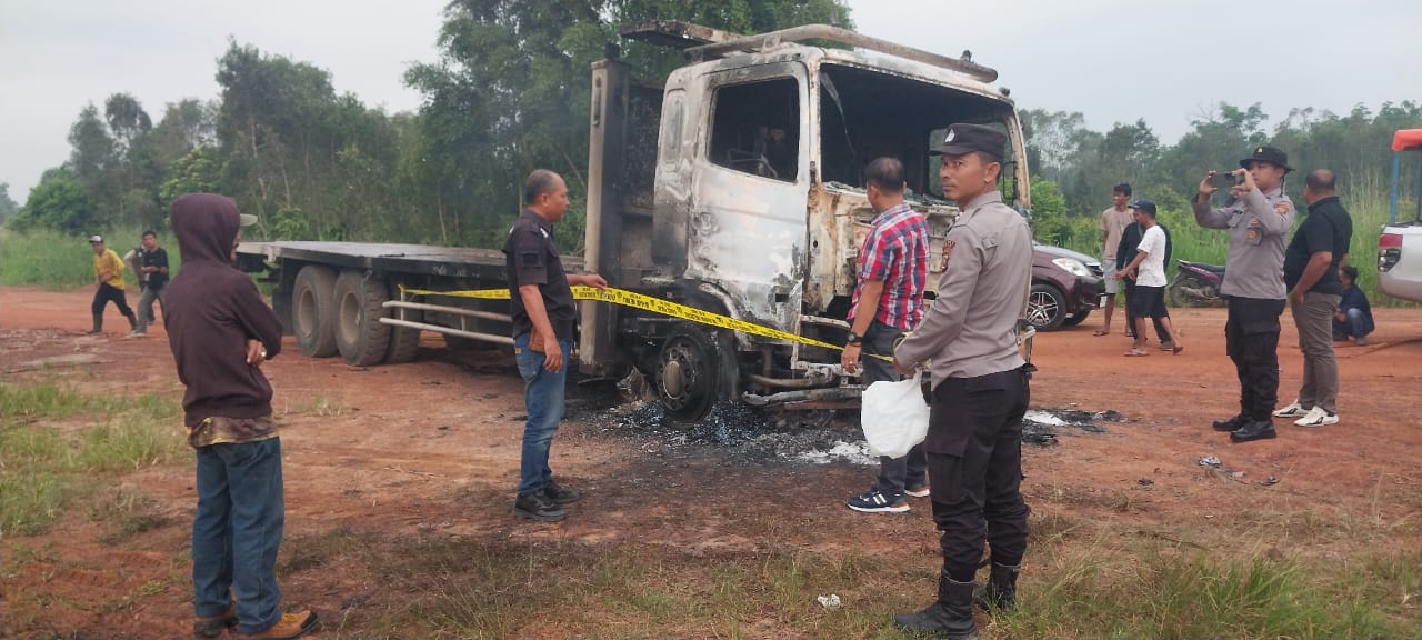Personel Polsek Tanjung Batu dan Tim INAFIS Polres Ogan Ilir Lakukan Olah TKP Penemuan Jenazah dalam Mobil Terbakar