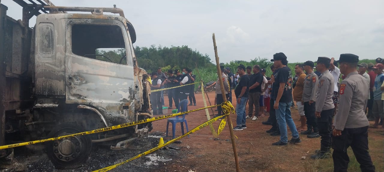 Personel Polsek Tanjung Batu dan Tim INAFIS Polres Ogan Ilir Lakukan Olah TKP Penemuan Jenazah dalam Mobil Terbakar