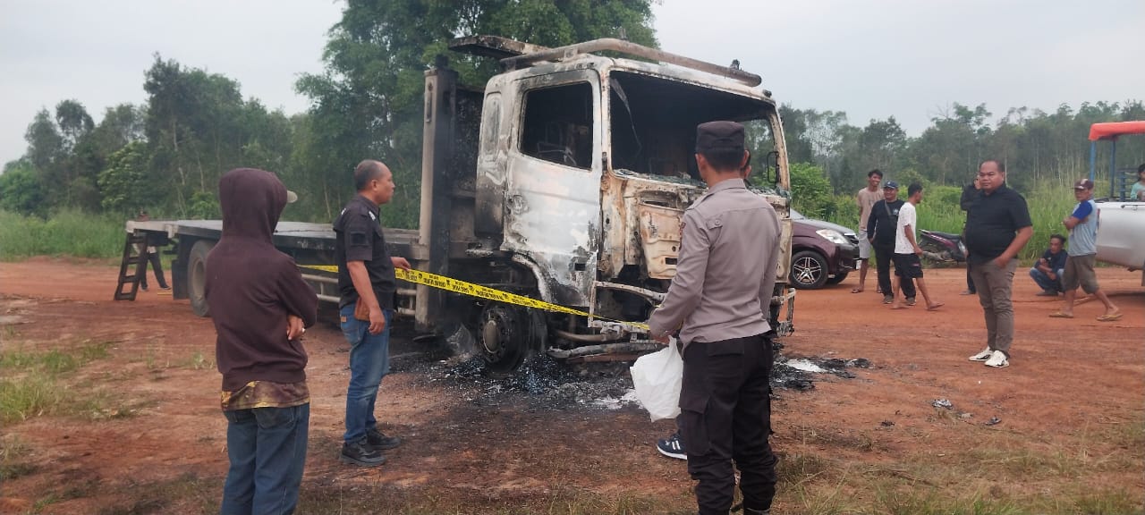 Personel Polsek Tanjung Batu dan Tim INAFIS Polres Ogan Ilir Lakukan Olah TKP Penemuan Jenazah dalam Mobil Terbakar