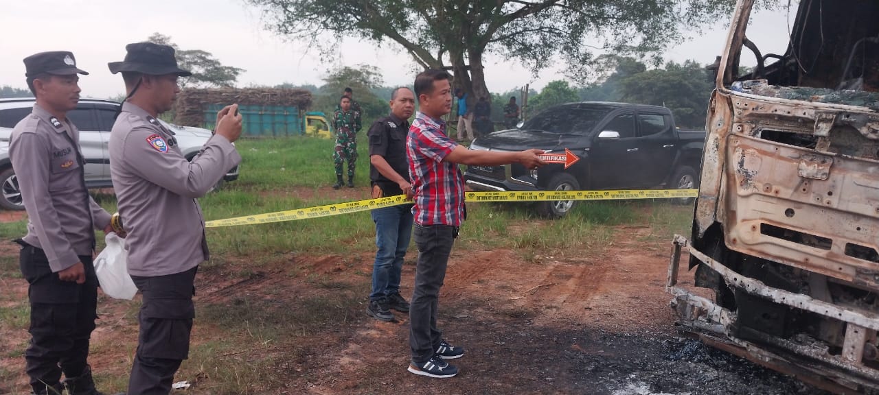 Personel Polsek Tanjung Batu dan Tim INAFIS Polres Ogan Ilir Lakukan Olah TKP Penemuan Jenazah dalam Mobil Terbakar