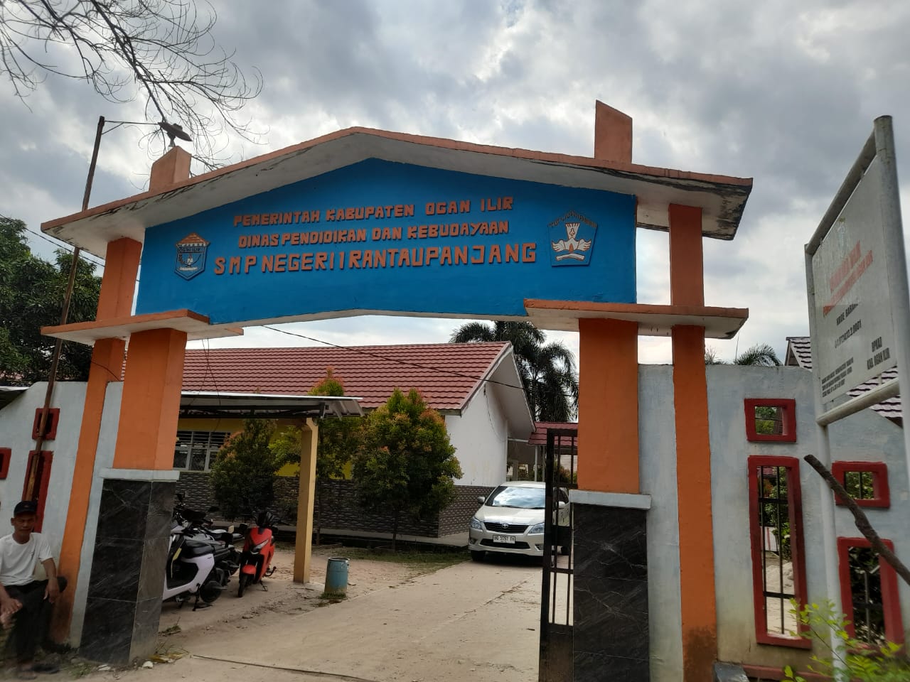 Kepsek Klarifikasi Soal Hamparan Halaman dan Lingkungan SMPN 1 Rantau Panjang Penuh Sampa Semak dengan Rumput