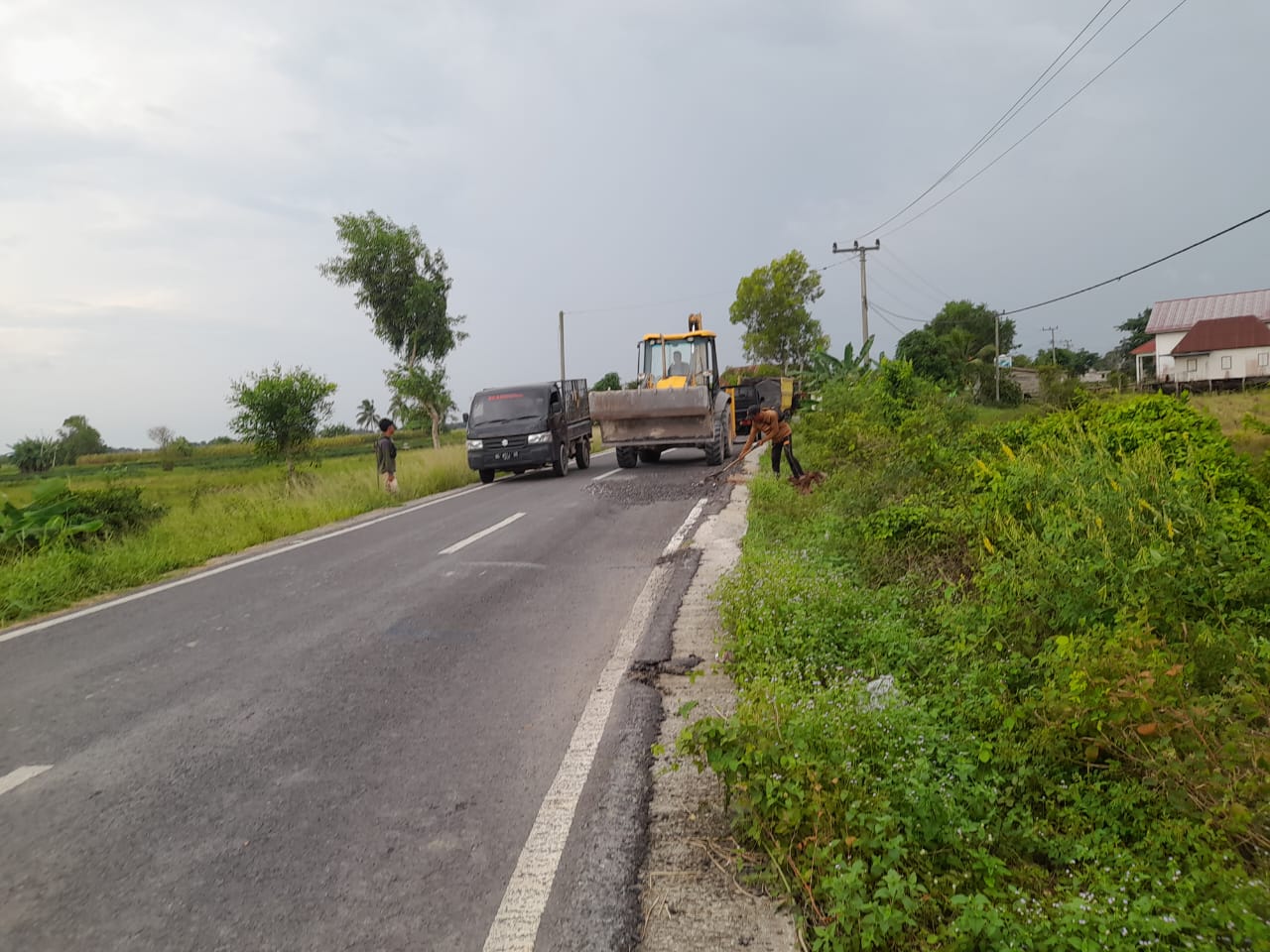 Dinas PUPR Ogan ilir Memperbaiki Jalan Yang Rusak Dikecamatan Pemulautan Dinas PUPR Ogan ilir Memperbaiki Jalan Yang Rusak Dikecamatan Pemulautan
