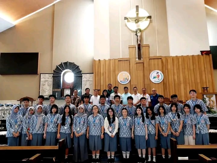 Toleransi dalam Aksi Nyata: Siswa SMA Kusuma Bangsa Palembang Gelar Gotong Royong Kebersihan di Berbagai Tempat Ibadah