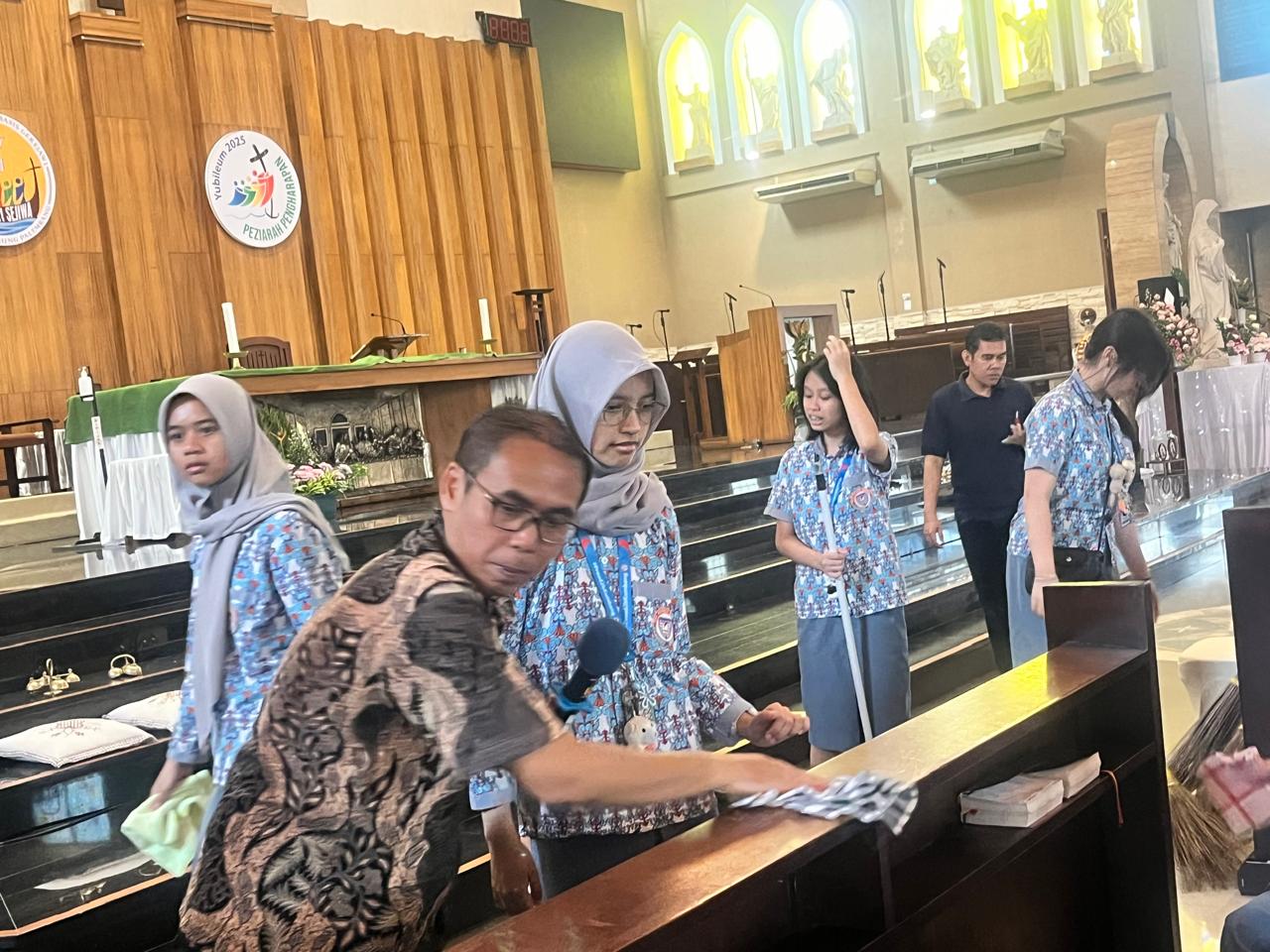 Toleransi dalam Aksi Nyata: Siswa SMA Kusuma Bangsa Palembang Gelar Gotong Royong Kebersihan di Berbagai Tempat Ibadah
