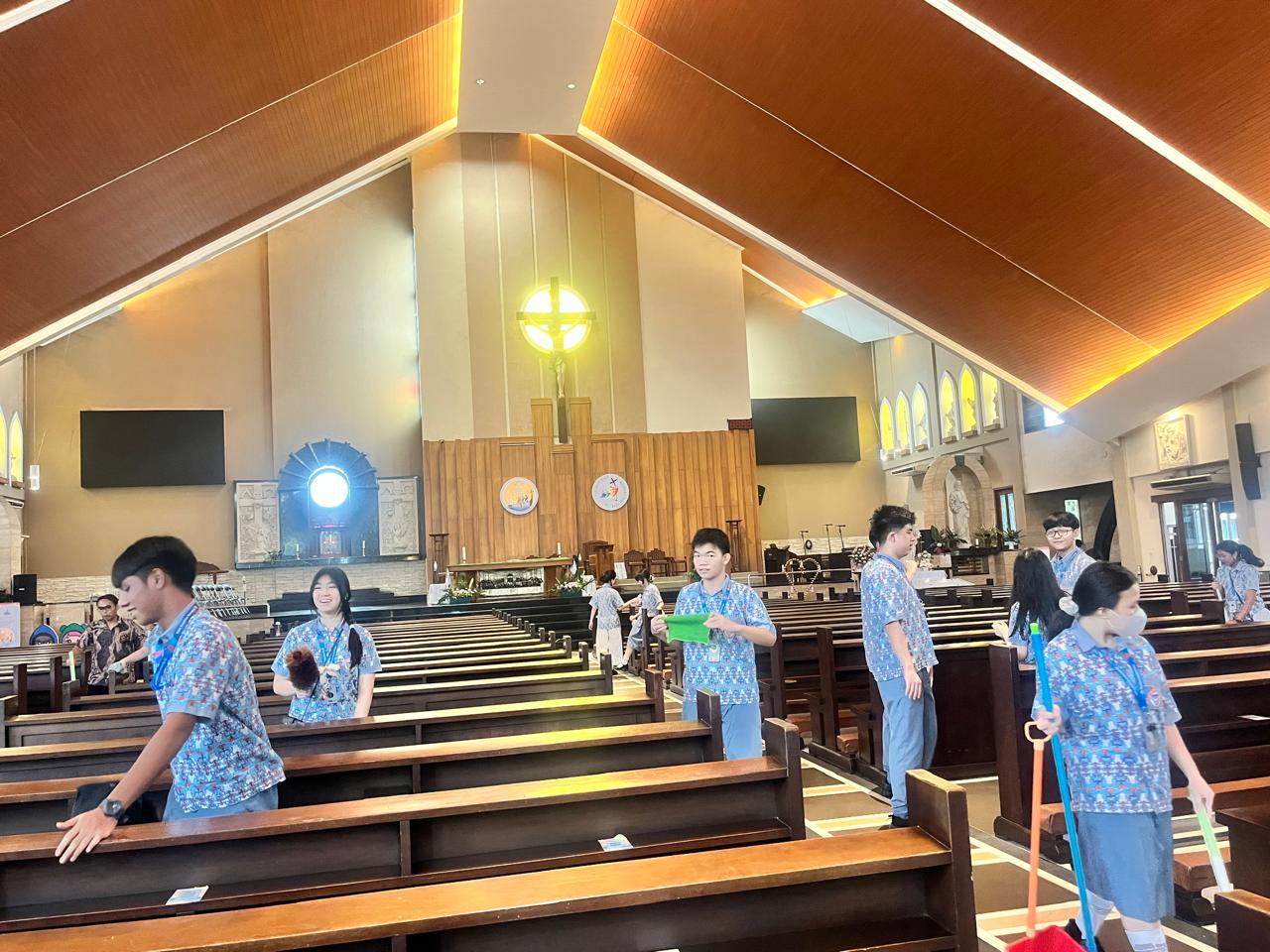 Toleransi dalam Aksi Nyata: Siswa SMA Kusuma Bangsa Palembang Gelar Gotong Royong Kebersihan di Berbagai Tempat Ibadah