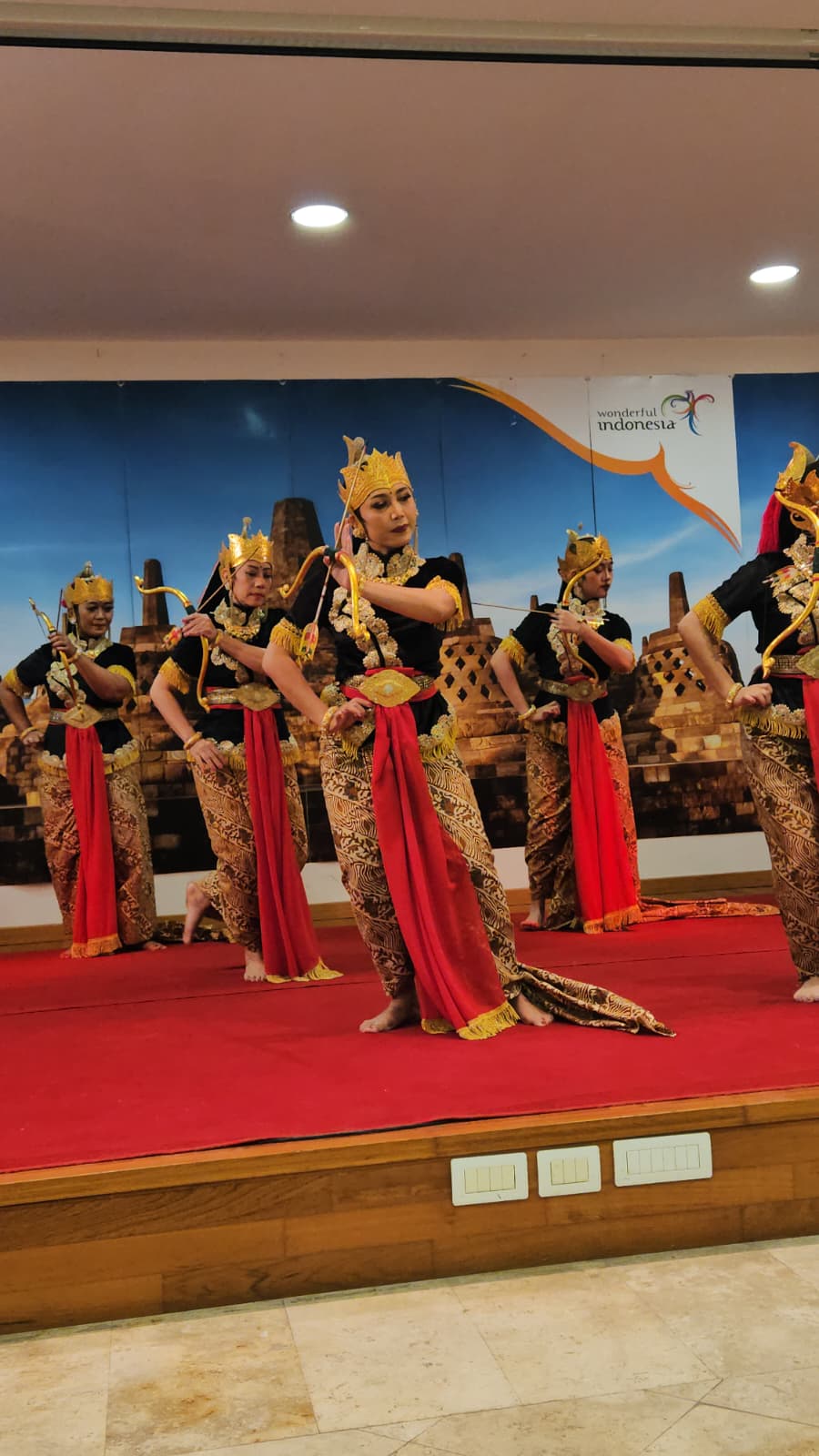 KEBAYA MENARI DI KBRI TAKHTA SUCI : Rangkaian Hubungan Diplomatik RI - Tahta Suci Vatican ke - 75 KEBAYA MENARI DI KBRI TAKHTA SUCI : Rangkaian Hubungan Diplomatik RI - Tahta Suci Vatican ke - 75