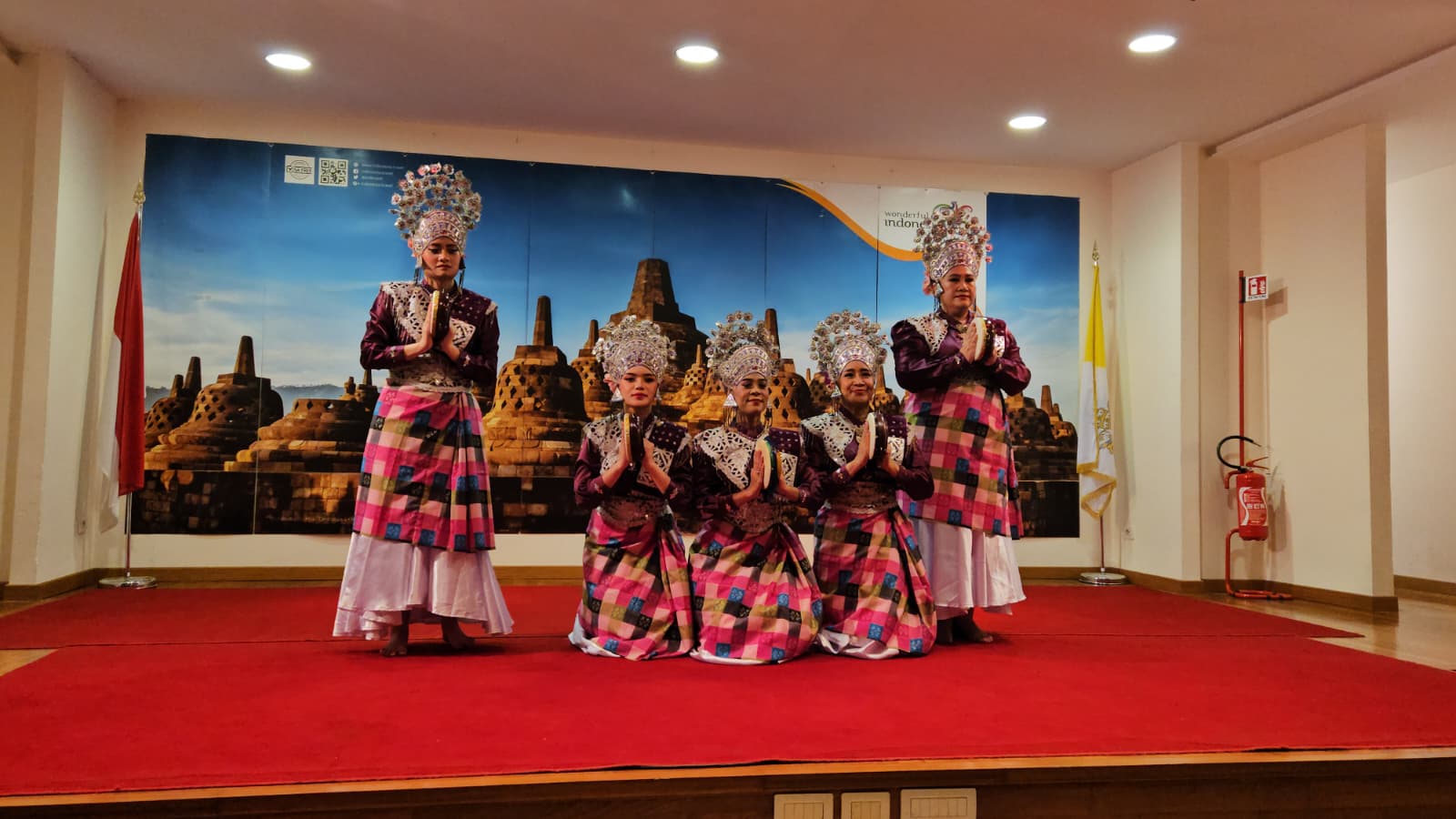 KEBAYA MENARI DI KBRI TAKHTA SUCI : Rangkaian Hubungan Diplomatik RI - Tahta Suci Vatican ke - 75 KEBAYA MENARI DI KBRI TAKHTA SUCI : Rangkaian Hubungan Diplomatik RI - Tahta Suci Vatican ke - 75