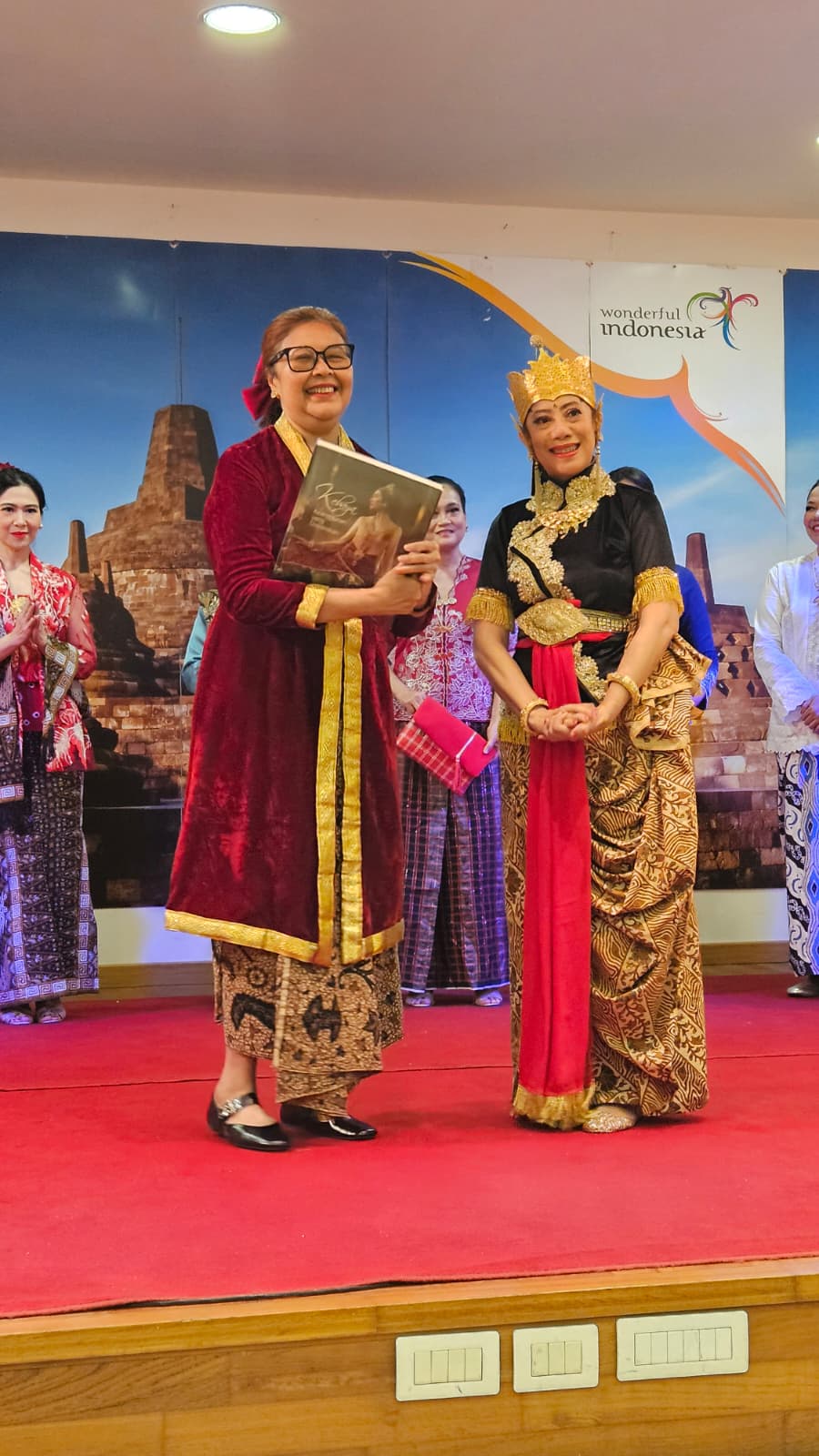 KEBAYA MENARI DI KBRI TAKHTA SUCI : Rangkaian Hubungan Diplomatik RI - Tahta Suci Vatican ke - 75 KEBAYA MENARI DI KBRI TAKHTA SUCI : Rangkaian Hubungan Diplomatik RI - Tahta Suci Vatican ke - 75