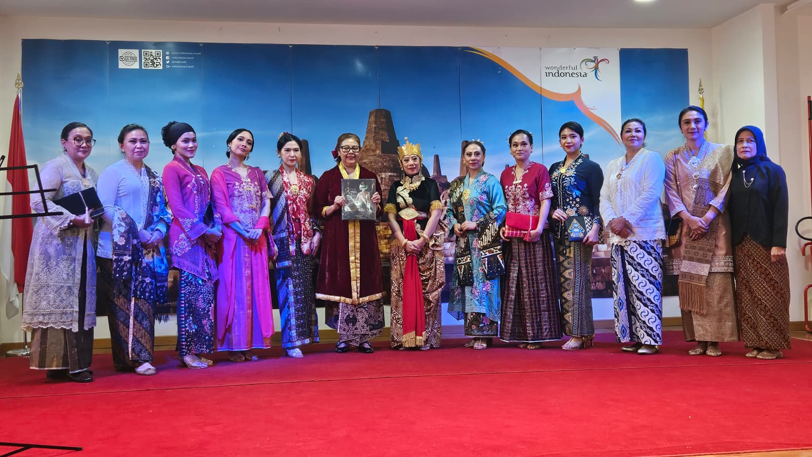 KEBAYA MENARI DI KBRI TAKHTA SUCI : Rangkaian Hubungan Diplomatik RI - Tahta Suci Vatican ke - 75 KEBAYA MENARI DI KBRI TAKHTA SUCI : Rangkaian Hubungan Diplomatik RI - Tahta Suci Vatican ke - 75