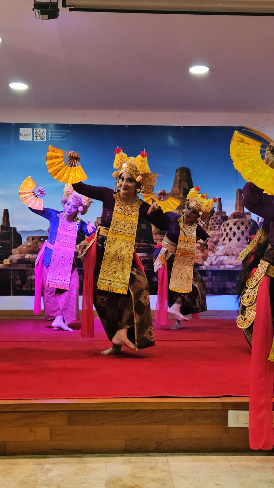 KEBAYA MENARI DI KBRI TAKHTA SUCI : Rangkaian Hubungan Diplomatik RI - Tahta Suci Vatican ke - 75 KEBAYA MENARI DI KBRI TAKHTA SUCI : Rangkaian Hubungan Diplomatik RI - Tahta Suci Vatican ke - 75