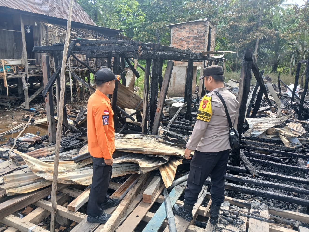 KEBAKARAN RUMAH DI DESA SEGAYAM, SATU UNIT RUMAH HABIS TERBAKAR AGGOTA BHABINKAMTIBMAS POLSEK PEMULUTAN SIGAP DATANGGI TKP DAN BERIKAN BANTUAN