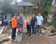 KEBAKARAN RUMAH DI DESA SEGAYAM, SATU UNIT RUMAH HABIS TERBAKAR AGGOTA BHABINKAMTIBMAS POLSEK PEMULUTAN SIGAP DATANGGI TKP DAN BERIKAN BANTUAN