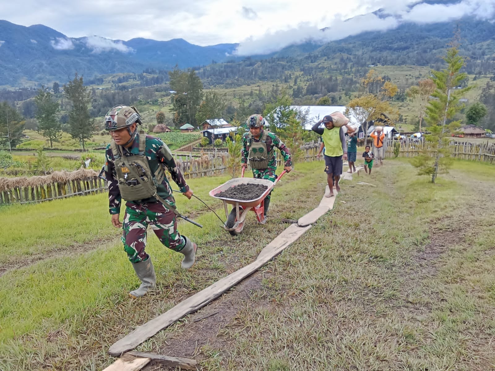 Satgas Yonif 700/WYC Gelorakan Semangat Kebersamaan: Pos Bendungan Bantu Pembangunan Patung Misionaris Gordon F. Larson