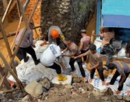 Polda Sumut Perbaiki Jembatan Yang Rusak Akibat Bencana Alam Di Tapteng