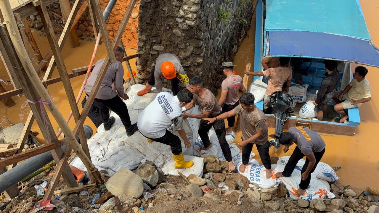 Polda Sumut Perbaiki Jembatan Yang Rusak Akibat Bencana Alam Di Tapteng