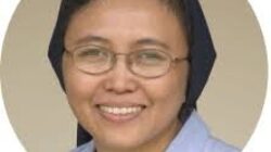 BERDIRI dan MENATAP BERDIRI dan MENATAP