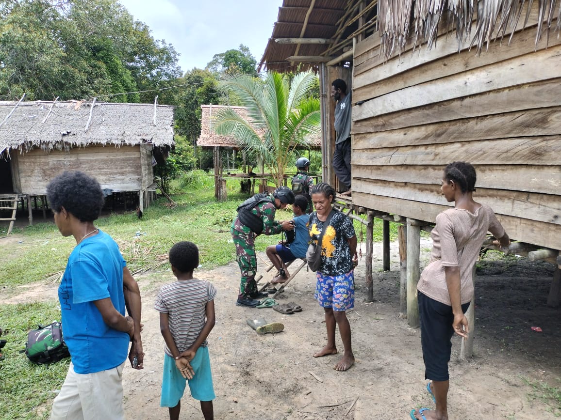 Satgas Yonif 123/Rajawali Gelar Pelayanan Kesehatan Keliling untuk Warga Kampung Wonggi Satgas Yonif 123/Rajawali Gelar Pelayanan Kesehatan Keliling untuk Warga Kampung Wonggi