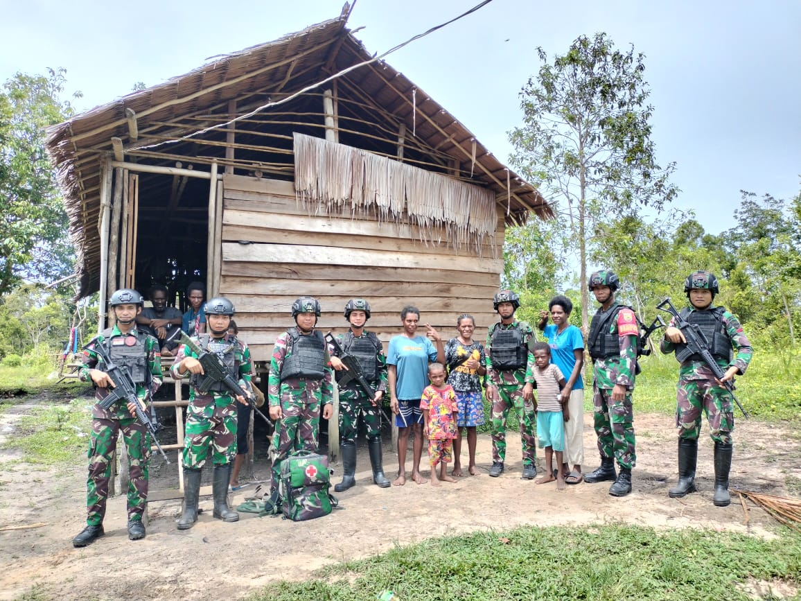 Satgas Yonif 123/Rajawali Gelar Pelayanan Kesehatan Keliling untuk Warga Kampung Wonggi Satgas Yonif 123/Rajawali Gelar Pelayanan Kesehatan Keliling untuk Warga Kampung Wonggi