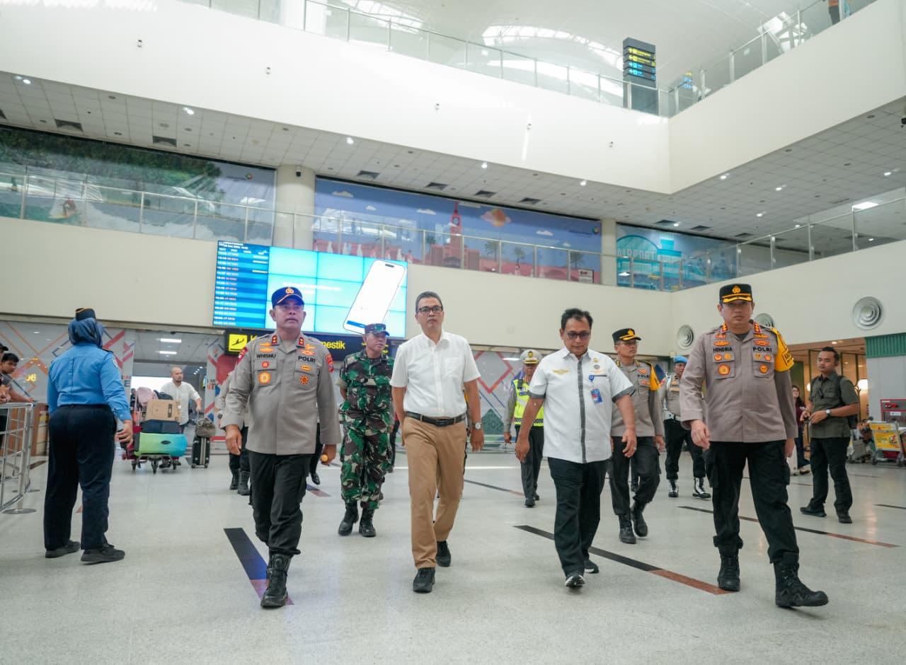 Kapolresta Deli Serdang Dampingi Kapolda Sumut Monitoring Situasi Bandara Kuala Namu dan Cek Pos Terpadu Ops Lilin Toba 2025