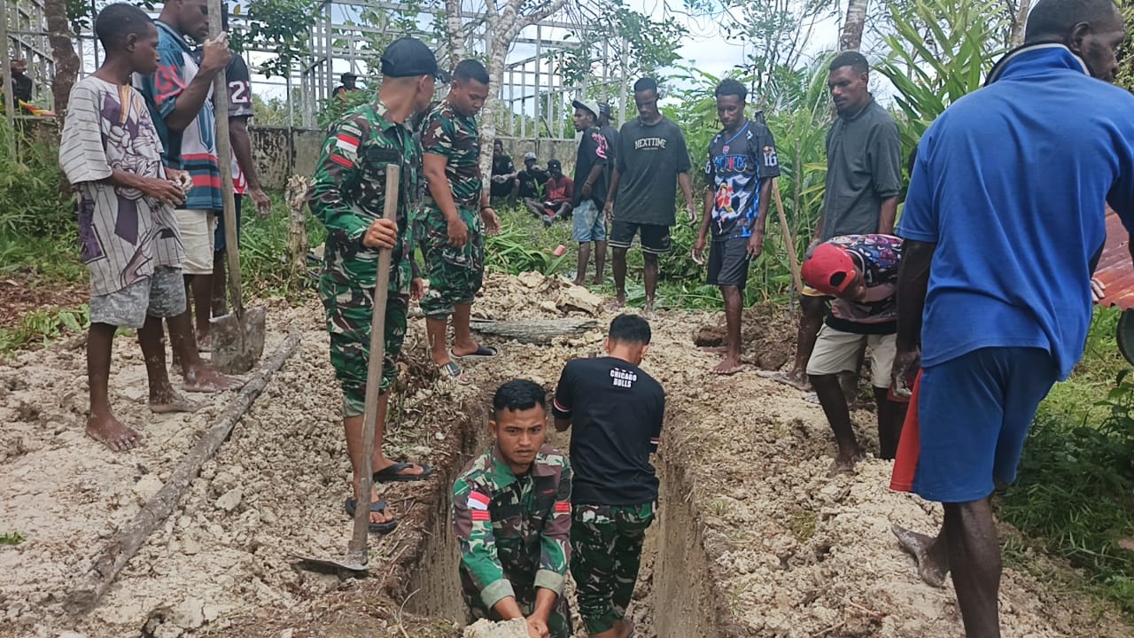 Wujud Kepedulian, Pos Kaibar Satgas Yonif 123/Rajawali Hadiri Pemakaman Warga Kampung Amazu