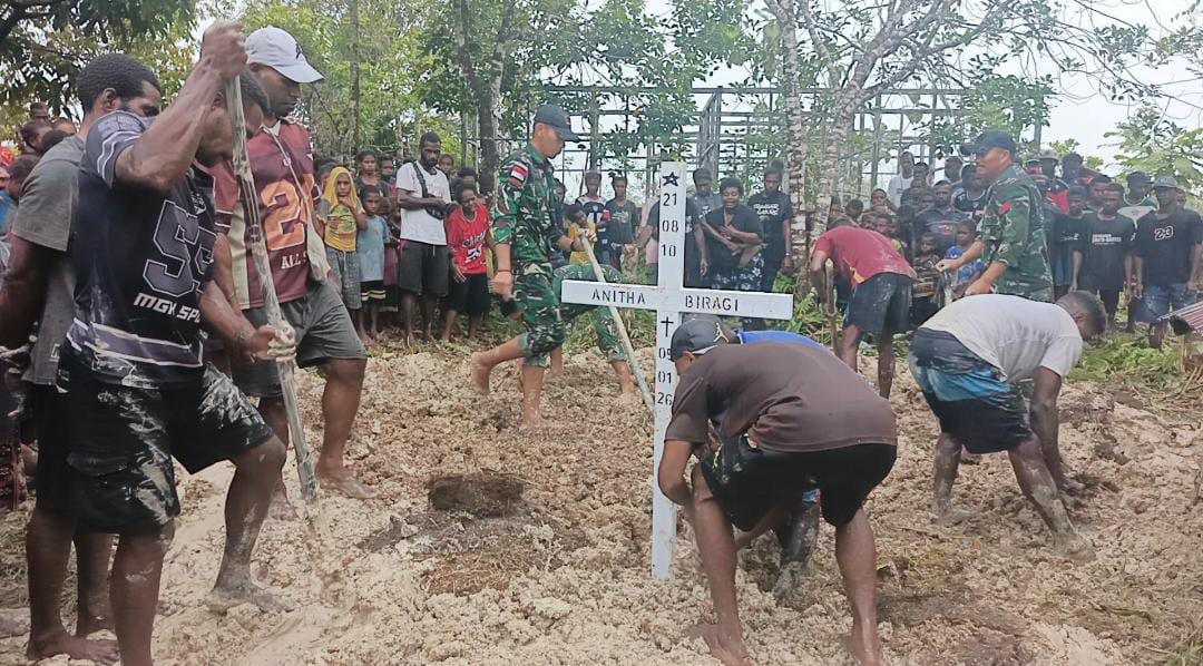 Wujud Kepedulian, Pos Kaibar Satgas Yonif 123/Rajawali Hadiri Pemakaman Warga Kampung Amazu