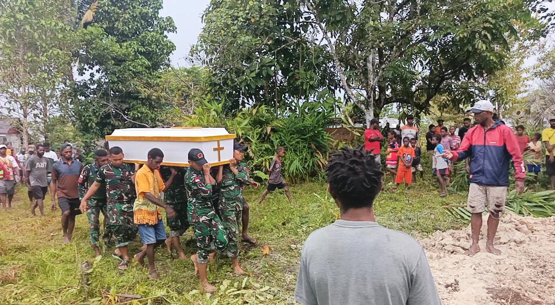 Wujud Kepedulian, Pos Kaibar Satgas Yonif 123/Rajawali Hadiri Pemakaman Warga Kampung Amazu