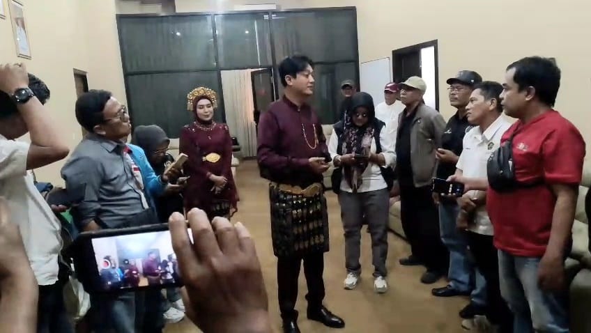 Anggota DPRD Ogan Ilir Dijemput Kejari Usai Rapat Paripurna HUT Kabupaten