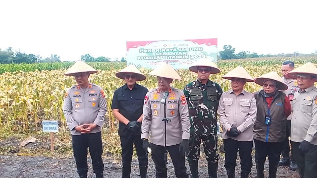 Kapolda Sumsel Irjen Pol Andi Rian R Djajadi Hadiri dan Pimpin Langsung Panen Raya Jagung Pipil di Ogan Ilir