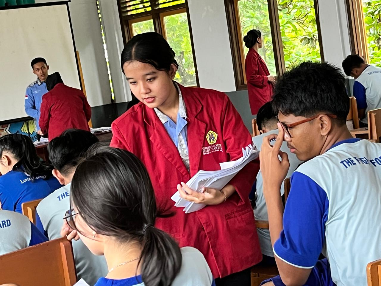Mahasiswa Keperawatan FIKES UKMC Lakukan Tugas Penelilitian di SMA Xaverius 2 Palembang