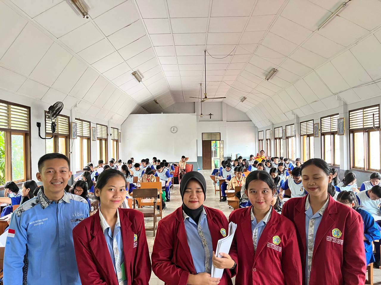 Mahasiswa Keperawatan FIKES UKMC Lakukan Tugas Penelilitian di SMA Xaverius 2 Palembang