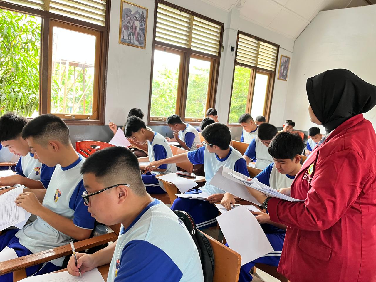 Mahasiswa Keperawatan FIKES UKMC Lakukan Tugas Penelilitian di SMA Xaverius 2 Palembang
