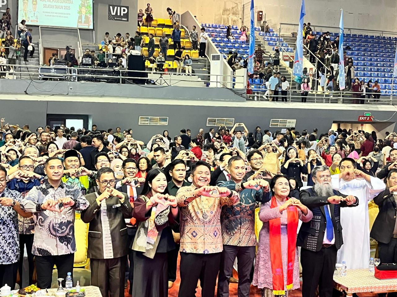 Gubernur Sumatera Selatan Dalam Natal Oikumene: Kerukunan dan Kebersamaan Agar Terwujud Damai Sejahtera di Bumi Diantara Sesama Manusia Gubernur Sumatera Selatan Dalam Natal Oikumene: Kerukunan dan Kebersamaan Agar Terwujud Damai Sejahtera di Bumi Diantara Sesama Manusia