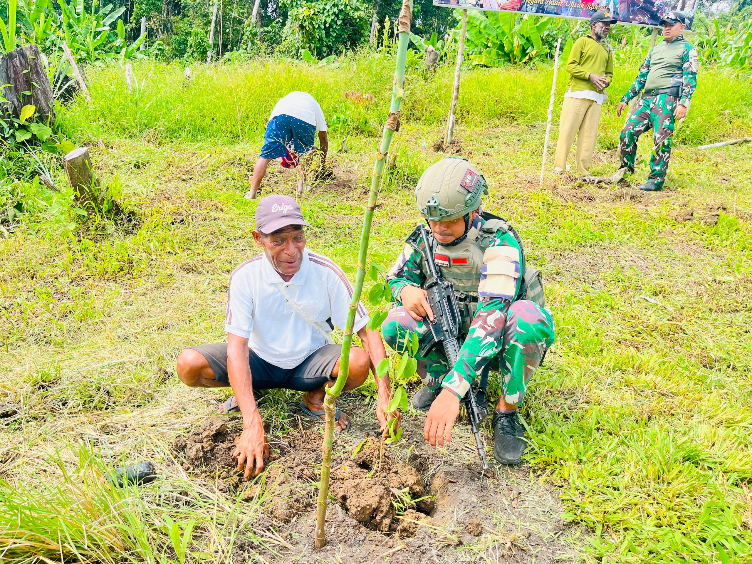 Sambut Hari Gerakan Satu Juta Pohon Sedunia, Satgas Yonif 643/Wns Tanam Ribuan Bibit Pohon