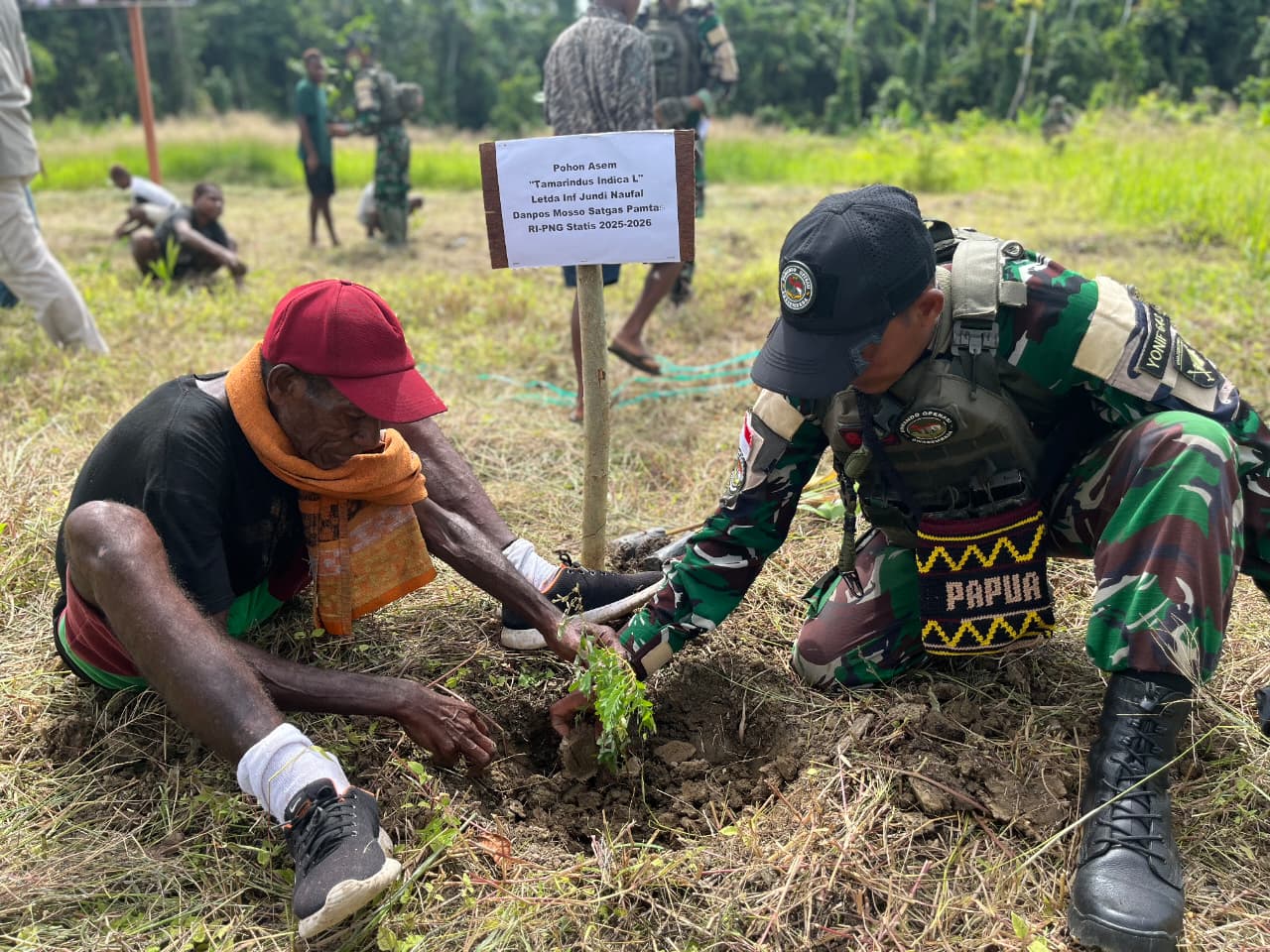Sambut Hari Gerakan Satu Juta Pohon Sedunia, Satgas Yonif 643/Wns Tanam Ribuan Bibit Pohon
