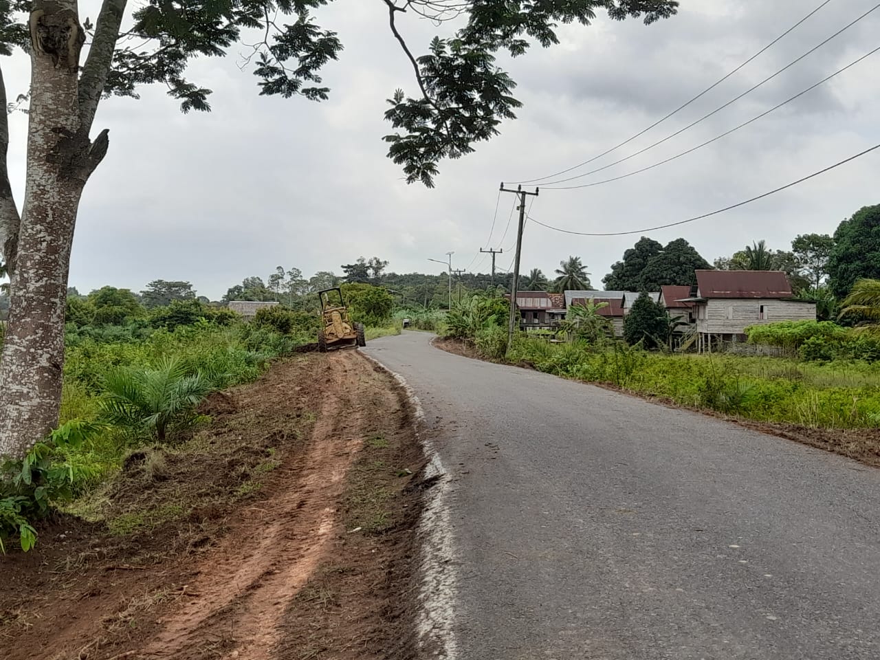 Dinas PUPR Ogan Ilir Disekrap Baujalan Saka Tiga menuju Sungairotan Berbahaya