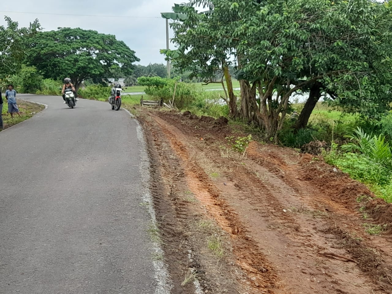 Dinas PUPR Ogan Ilir Disekrap Baujalan Saka Tiga menuju Sungairotan Berbahaya