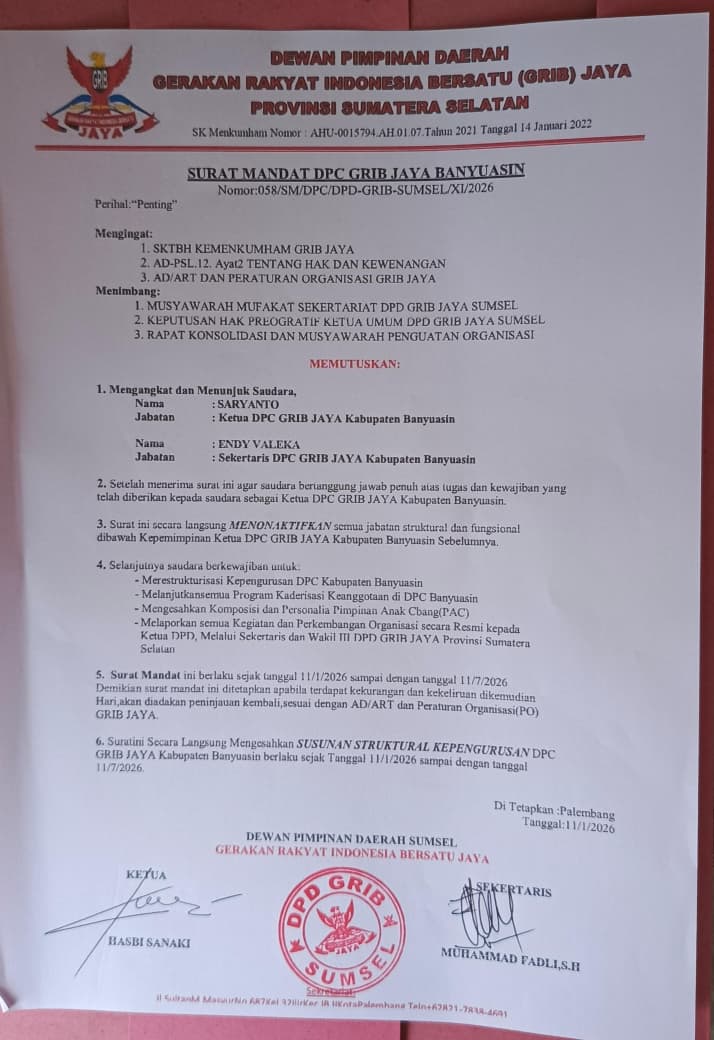 Ketua GRIB Jaya Sumsel Hasbi Sanaki di dampingi Wakil Kepala Bidang ( Wakabid) Kominfo DPD GRIB Jaya Sumsel Usman Gumanti menyerahkan SK Mandat ke Ketua DPC GRIB Jaya Ogan Ilir