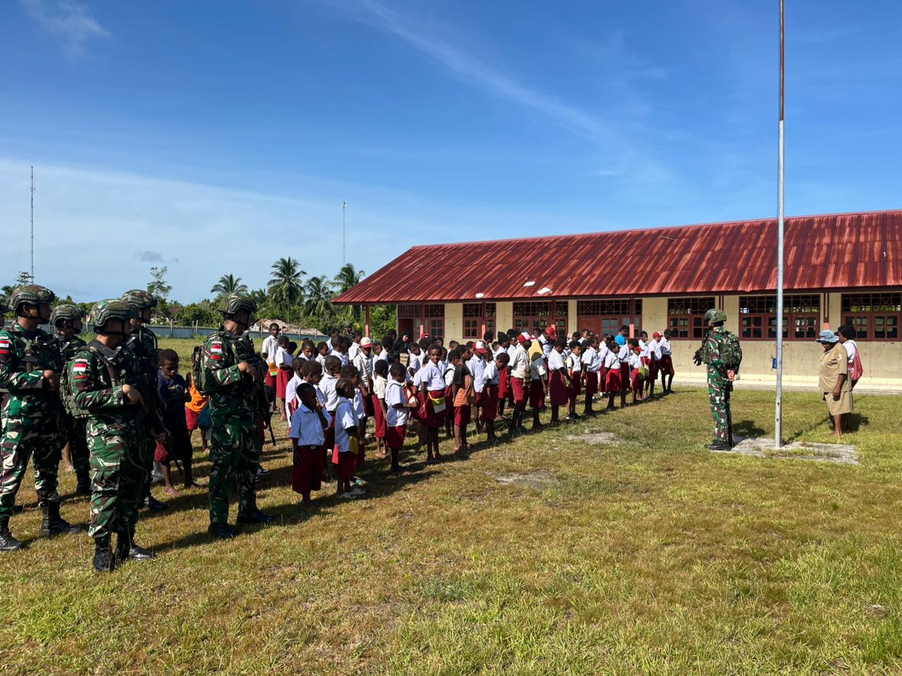 Satgas Yonif 123/Rajawali Berikan Bantuan Pendidikan, Perkuat Karakter Generasi Muda di Beberapa Pos